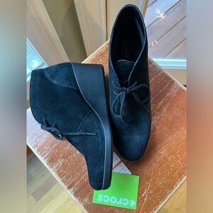 Crocs black Leigh Suede Wedge Shootie booties 9 EUC